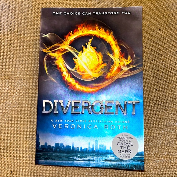 DIVERGENT by Veronica Roth  book - Picture 1 of 6